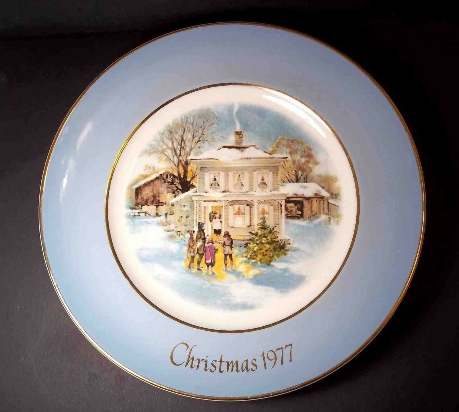 Primary image for Avon Christmas plate Carolers in the Snow 1977 Enoch Wedgwood England 8.75"