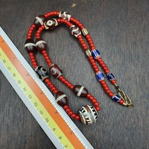 Collier ancien perles d&#39;agate gravées tibétaines avec perles coeur blanc... - $2,627.46 MXN