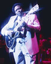 B.B. King wears white suit in concert playing guitar on stage 8x10 inch photo - £7.64 GBP