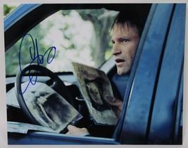 Aaron Eckhart Autographed Glossy 8x10 Photo - £31.28 GBP