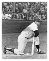 Mickey Mantle New York Yankees Baseball Player Kneeling 8X10 Photo - £6.76 GBP