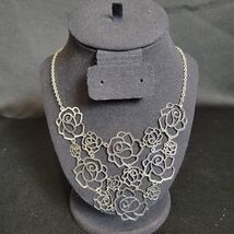 Silver Tone Laser Cut Stacked Roses Statement Necklace Costume Jewelry - $143.78 MXN