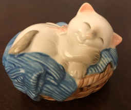 Avon Vintage 1983 Ceramic Sleeping Siamese Cat Kitten In Laundry Basket 3&quot; - £6.04 GBP