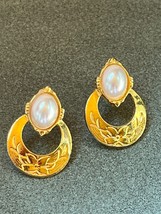 Floral Etched Open Goldtone Circle w Small Faux White Oval Mabe Pearl Post Earri - £8.84 GBP