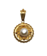 Designer 18K Yellow Gold Round Pendant with Pearl in the Center - £384.47 GBP