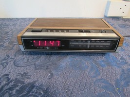 VTG GE General Electric Digital Alarm Clock AM FM Radio Faux Wood  #7-4630A - $18.86