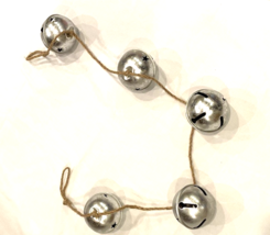Christmas Sleigh Bell Garland Silver Metal 4" Diameter Bells on Twine 56" - €20,23 EUR