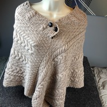 Irish &quot;Carraig donn&quot; Poncho Merino Wool One Size Beige Aran Knit Crochet Buttons - £47.50 GBP