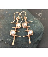 Handmade copper earrings: geometric design wire wrapped with pink cube c... - €29,95 EUR
