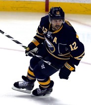 BRIAN GIONTA 8X10 PHOTO BUFFALO SABRES PICTURE NHL CLOSE UP ACTION - £3.90 GBP