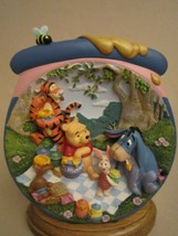 POOH-ISH So Rt Of Picnic 3-D Collector Plate Pooh&#39;s Hunnypot Adventures 4 Winnie - £35.93 GBP