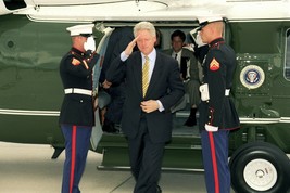 President Bill Clinton salutes as he departs Marine One helicopter Photo Print - £6.93 GBP+