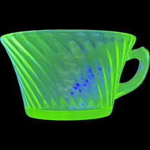 1 Vintage Green Depression Glass  Swirl Coffee Tea cup Uranium Glows - £12.55 GBP