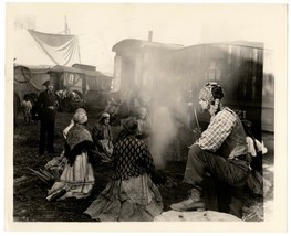 *Tod Browning&#39;s THE UNKNOWN (1927) Gypsies Around Campfire With Circus Wagons - £28.06 GBP