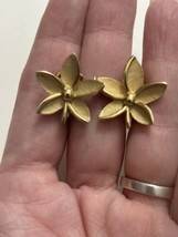 Vintage Crown Trifari Gold Tone Leaf Earrings Clip On - £8.92 GBP