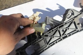 2000-2002 MERCEDES S430 S500 W220 REAR DRIVER EXTERIOR DOOR HANDLE MOUNTING 3139 image 5