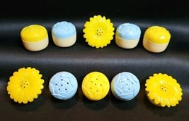 Vintage 1950s Yellow Blue Floral Plastic 1in Salt/Pepper Shakers Sunflower Rose - £23.25 GBP