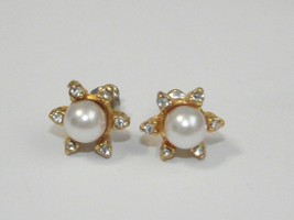 Vintage new old stock 70&#39;s gold tone faux pearl &amp; crystal flower earring... - £3.96 GBP
