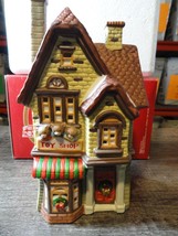 1995 DICKENS COLLECTIBLES TOWNE SERIES TOY SHOP CHRISTMAS PORCELAIN - $48.24 CAD