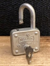 Antique/Vintage Master Lock Keyed Padlock 44 5M Milwaukee, Wis Made In Usa - £7.52 GBP