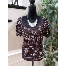 Karen Kane Top Blouse Women&#39;s Size Large Brown Geo Print Short Sleeve Scoop Neck - £19.13 GBP