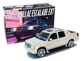 AMT 2005 Cadillac Escalade EXT 1:25 Scale Model Kit New in Box - £23.36 GBP