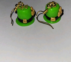 St. Patrick&#39;s Day Hat Earrings Gold Tone Wire Gold Shamrock Holiday Irish  - £6.57 GBP