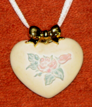 VINTAGE GOLD TONE PORCELAIN ROSE PAINTED HEART PENDANT NECKLACE COSTUME ... - £11.29 GBP