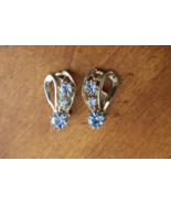 READ* Vintage Gold Tone Light Blue Rhinestone Clip On Earrings Unsigned ... - $368.75 MXN