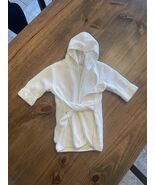 Kyte Baby Hooded Bathrobe in Cloud 6-18 Months - $24.75