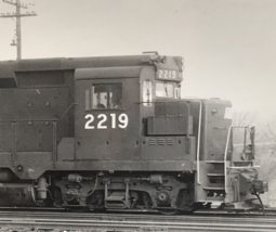 Penn Central Railroad #2219 GP30 Electromotive Train Photo Youngwood PA 1971 - £7.53 GBP