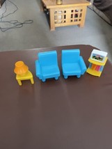 2005 Fisher Price My FIrst family Dollhouse Living Room Set lot Couch TV Lamp - $25.99