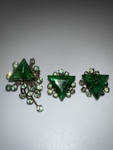 Beautiful Art Deco Emerald Green Gold Tone Vintage Brooch and Clip Earring Set - £51.95 GBP