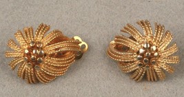 LISNER Clip On Earring Textured Gold Tone Swirl Free Form Fireworks w/ Dots VTG - £9.14 GBP