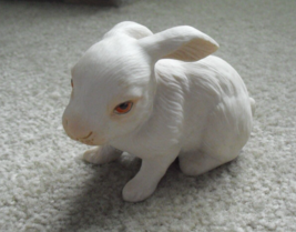 Cute Vintage Porcelain Kramlik 194/1000 Signed Rabbit Figurine 3 1/4&quot; Tall - $454.67 MXN