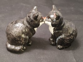 Cute Kissing Cats Kitties Salt &amp; Pepper Shakers Magnetic - £7.32 GBP