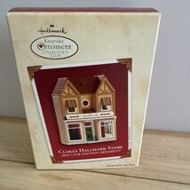 Hallmark Keepsake Ornament Clara&#39;s Hallmark Store 2002 Houses Nostalgic ... - $641.30 MXN