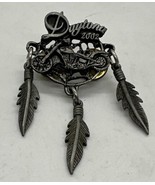 Motorcycle Lady Hawk Biker Daytona 2002 Lapel Pin PinBack w/ Dangling Fe... - €17,30 EUR