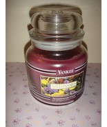 Yankee Candle Wild Pansies Medium 14.5oz Candle - €19,67 EUR