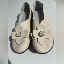 Off white floral flats - $375.10 MXN