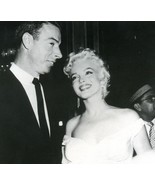 Memorabilia Di Marilyn Monroe Orecchino Singolo Con Strass - $208,833.55