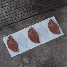 Fan-shaped cake mold - $194.17 MXN