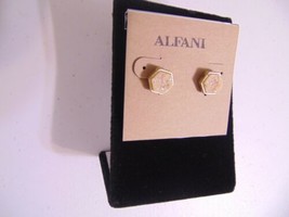 Alfani  3/8&quot; Opaque Gold Tone Resin Stud Earrings N609 - £6.03 GBP