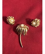 Vtg Faux pearl Goldtone Flower Brooch Earring Set Clip On J249 - $17.65 CAD