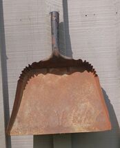 Primitive Rustic Metal Dust Pan Farmhouse Wall Art Scalloped Edges - $29.69
