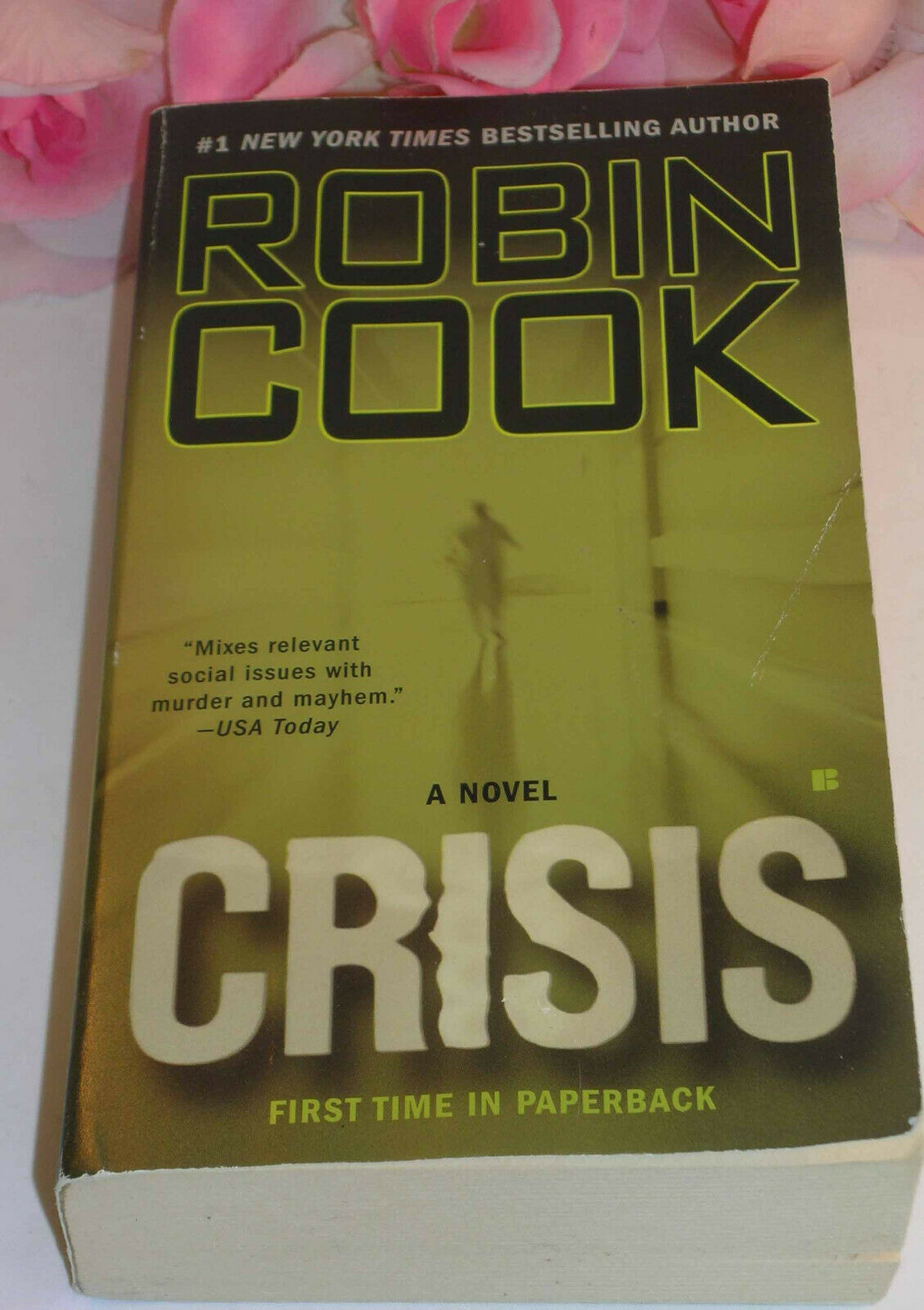 Crisis a Novel by Robin Cook Medical Drama 2007 Berkley Books Paperback - $4.99