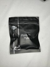 New DELTA Airlines Studio &quot;Plug In Tune Out&quot; Isolation Earbuds Headphones - $166.20 MXN