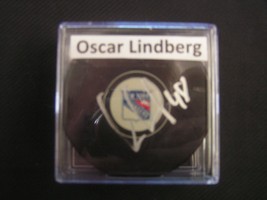 NHL New York Rangers Signed Puck W/ COA &amp; Display Cube Oscar Lindberg - £7.80 GBP