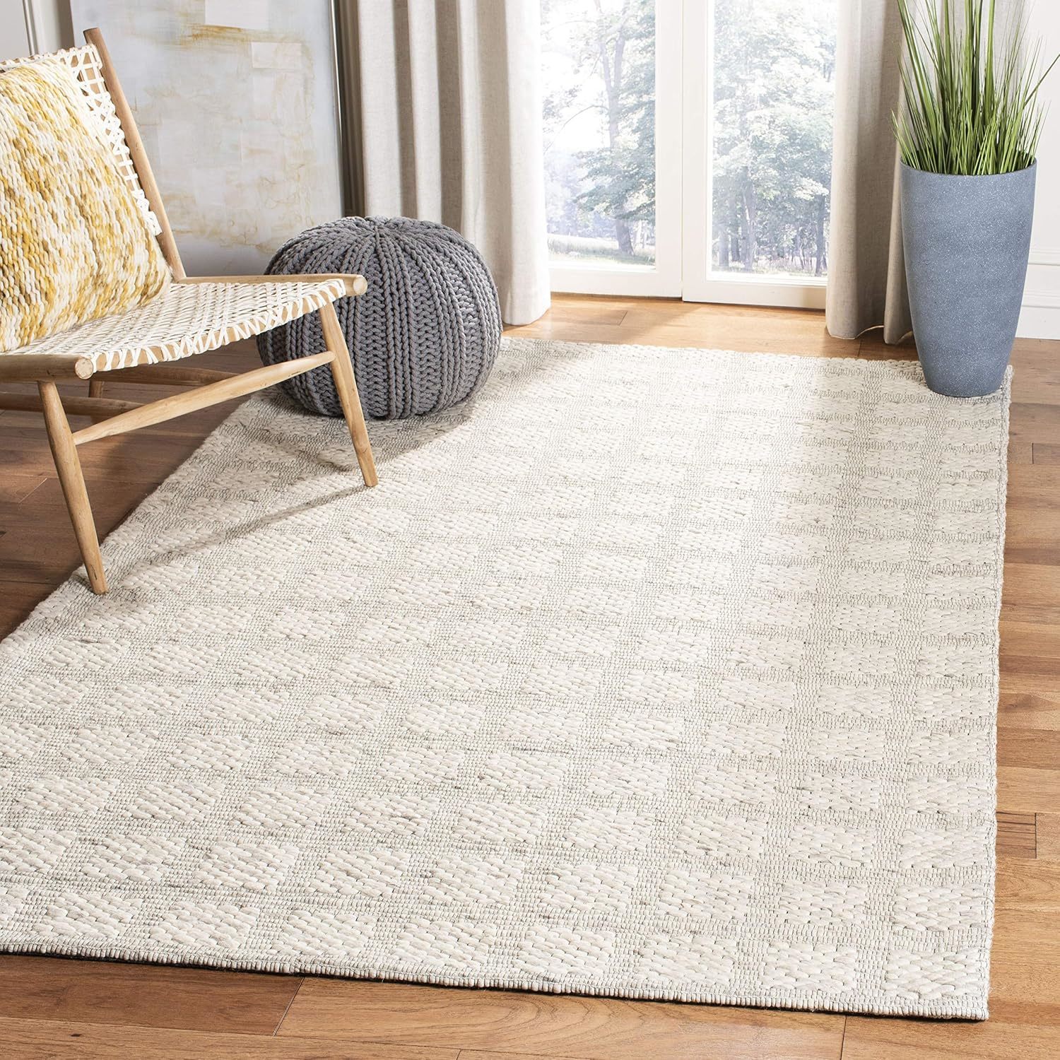 Safavieh Marbella Collection Accent Rug - 4' x 6', Beige, Handmade Wool, Ideal f