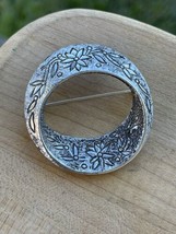 Vintage Emmons Signed Brooch Pin Floral Brushed Round Silver-Tone Boho - $448.91 MXN
